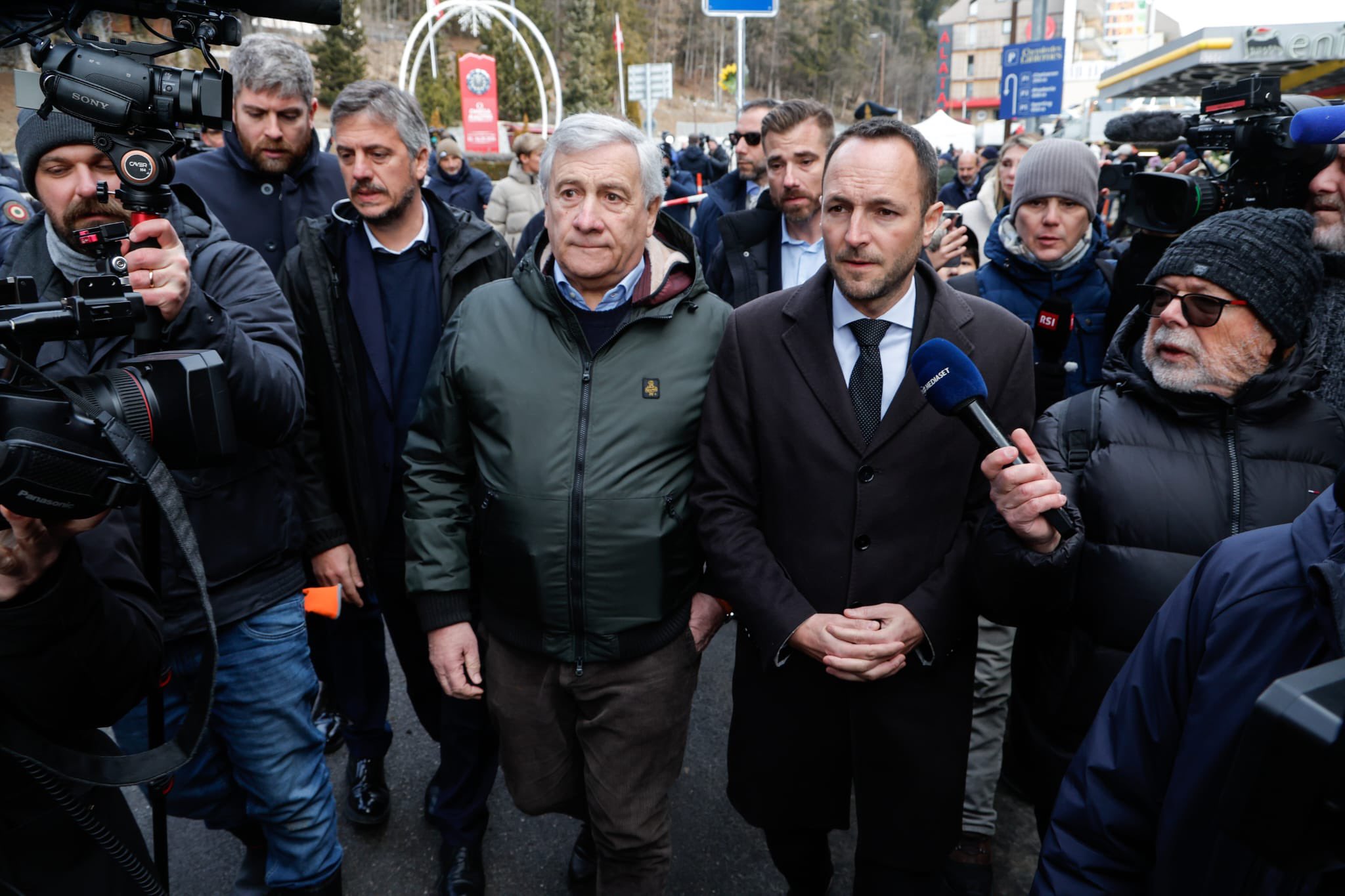 Tajani a Crans-Montana: "Qualcosa non ha funzionato. Tre feriti non identificati, spero siano italiani"