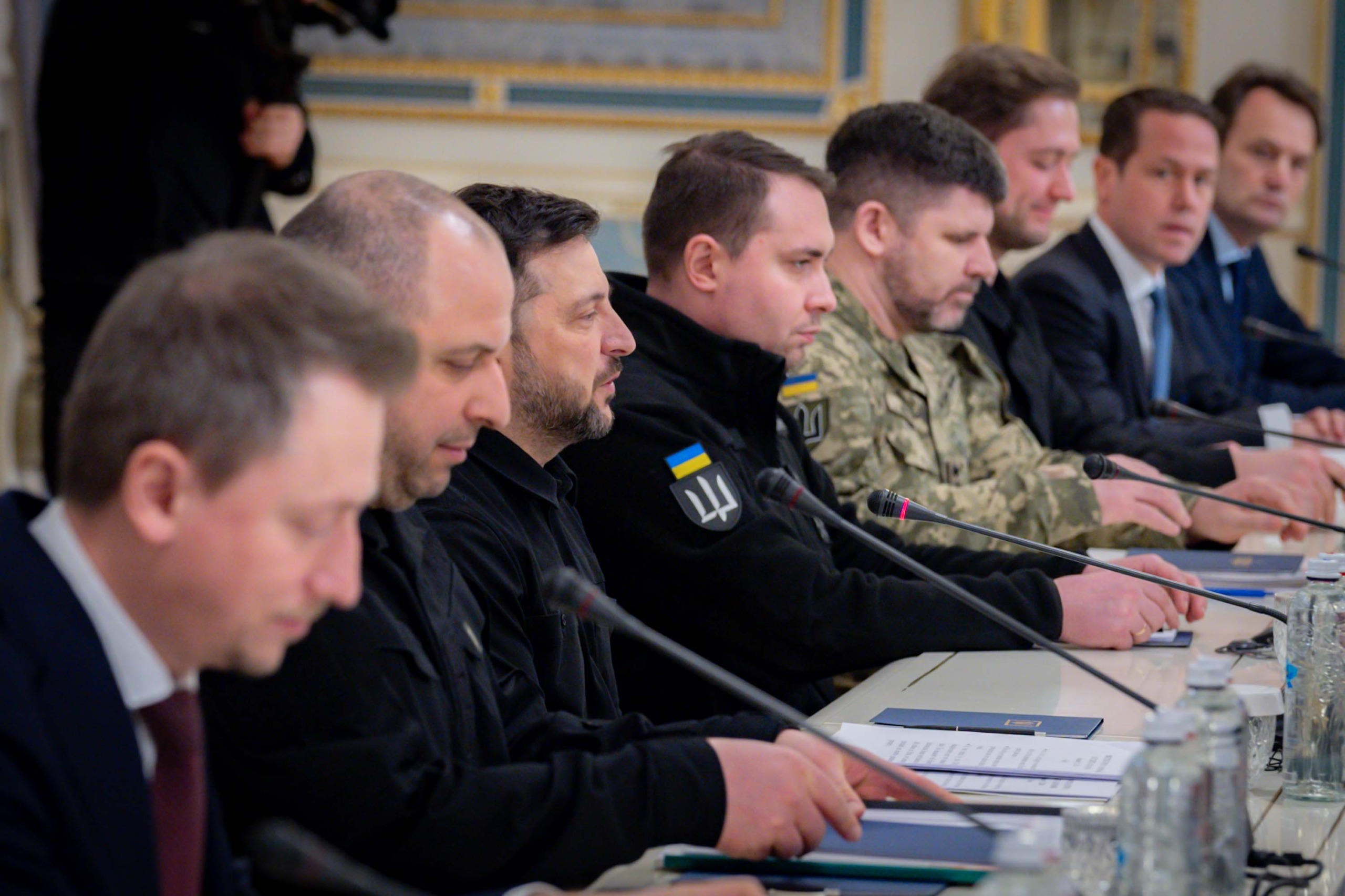 Zelensky avverte Mosca: "Se blocca la diplomazia continueremo a difenderci". Martedì incontro con i Volenterosi, vertice con Trump entro fine gennaio