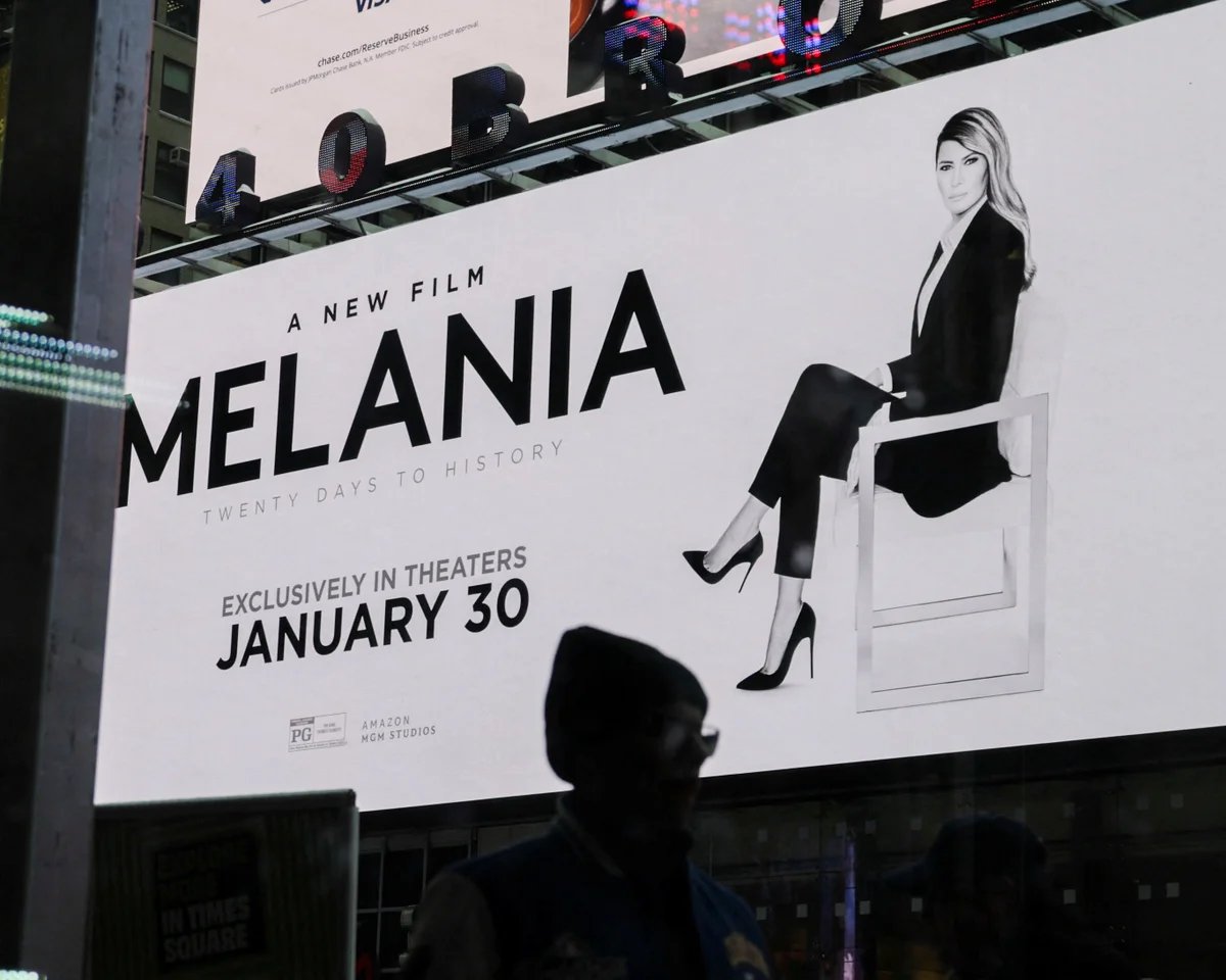 Trump alla "prima" del documentario sulla first lady Melania. Tra black carpet e polemiche