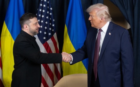 Incontro “positivo” con Trump, Zelensky invece durissimo con l’Ue. Oggi il primo trilaterale Usa-Russia-Ucraina (negli Emirati)