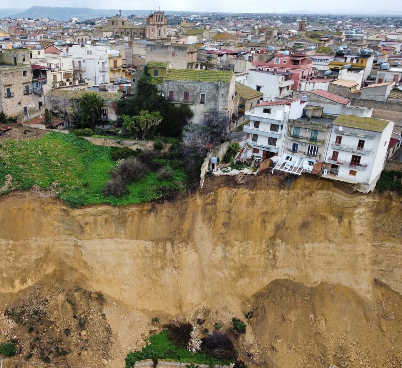 Il dramma di Niscemi: la collina sta franando ancora, 1500 gli sfollati