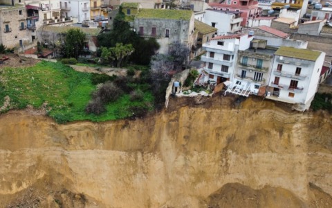 Il dramma di Niscemi: la collina sta franando ancora, 1500 gli sfollati