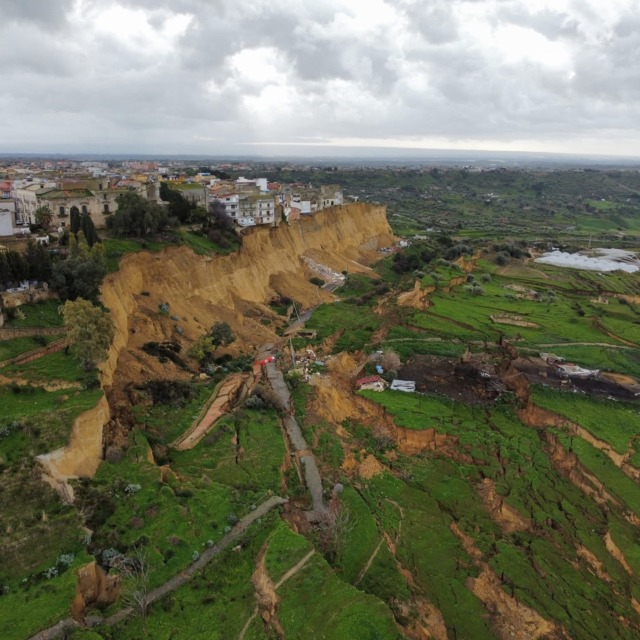 Il dramma di Nisceni: la collina sta franando ancora, 1500 gli sfollati