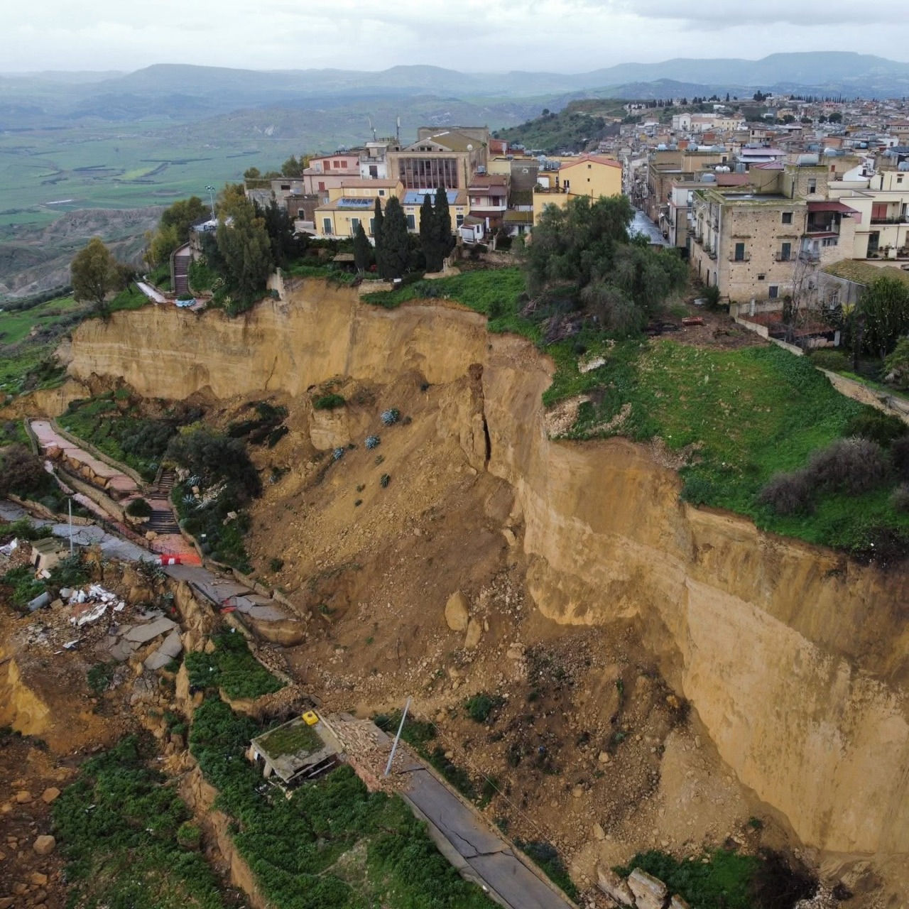 1300 sfollati senza un destino certo, i geologi: “Niscemi non va ricostruita nelle aree instabili, ma delocalizzata”