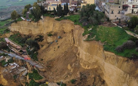 1300 sfollati senza un destino certo, i geologi: “Niscemi non va ricostruita nelle aree instabili, ma delocalizzata”