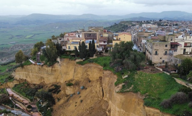 Il dramma di Nisceni: la collina sta franando ancora, 1500 gli sfollati