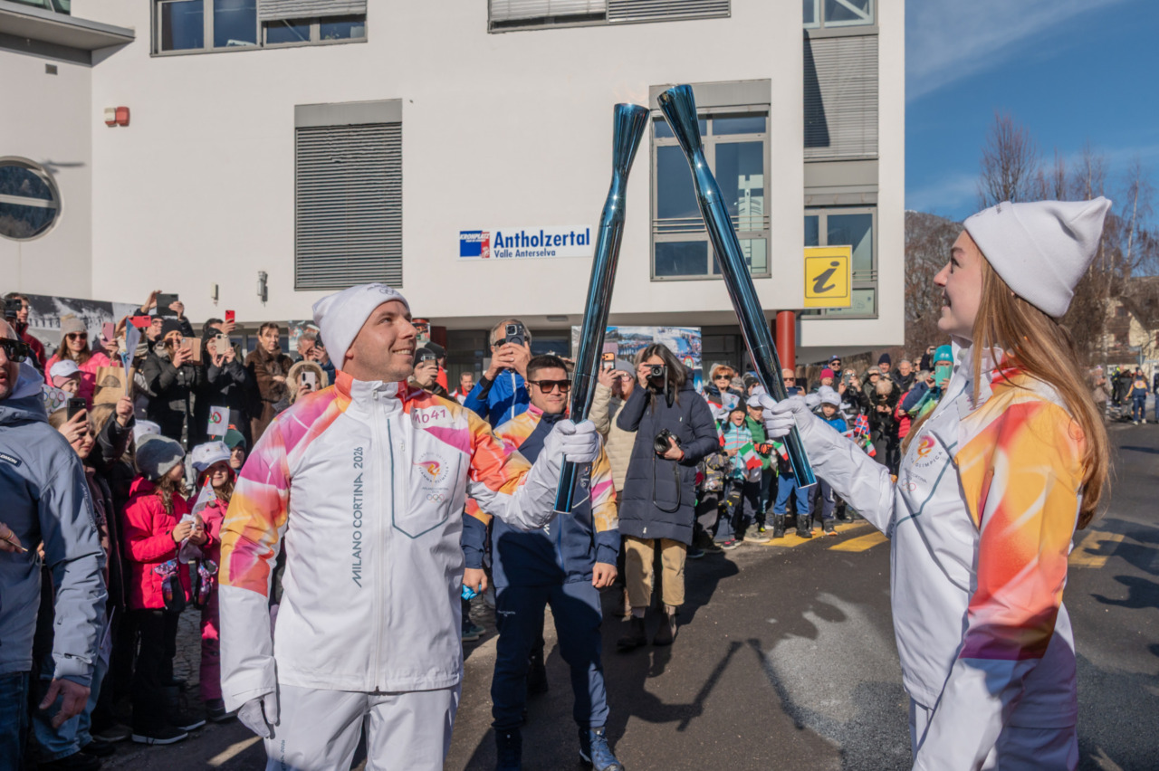 Plan de Corones accoglie la Fiaccola Olimpica  tra la Valle Anterselva, Brunico e la vetta, verso i Giochi Olimpici Invernali 2026