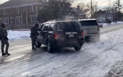 Altra vittima a Minneapolis dopo George Floyd, il sindaco: “Agenti anti immigrazione andate via”