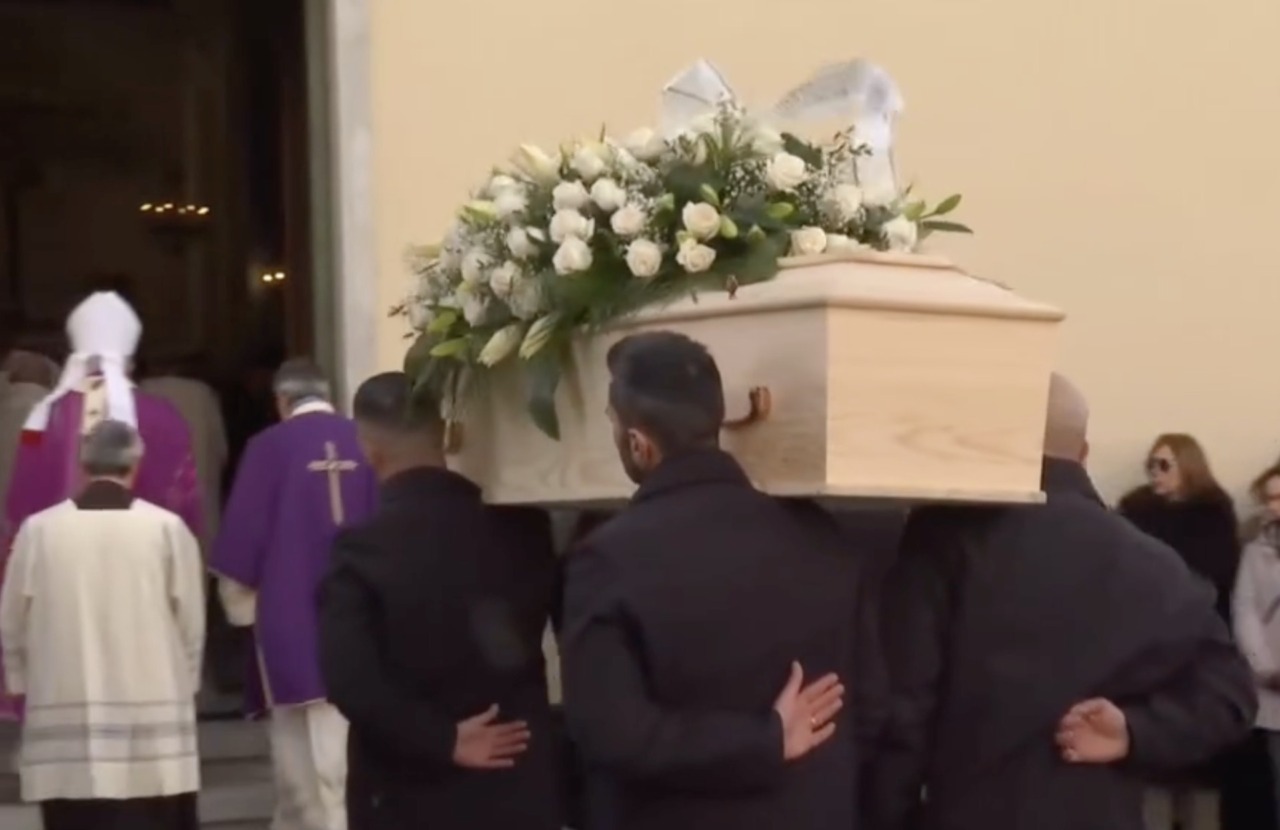 Crans-Montana, il momento del dolore: ieri funerali di cinque ragazzi, oggi l’ultimo a Genova