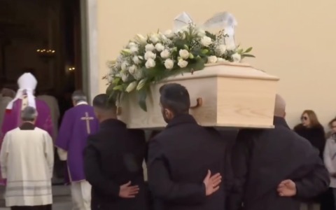 Crans-Montana, il momento del dolore: ieri funerali di cinque ragazzi, oggi l’ultimo a Genova