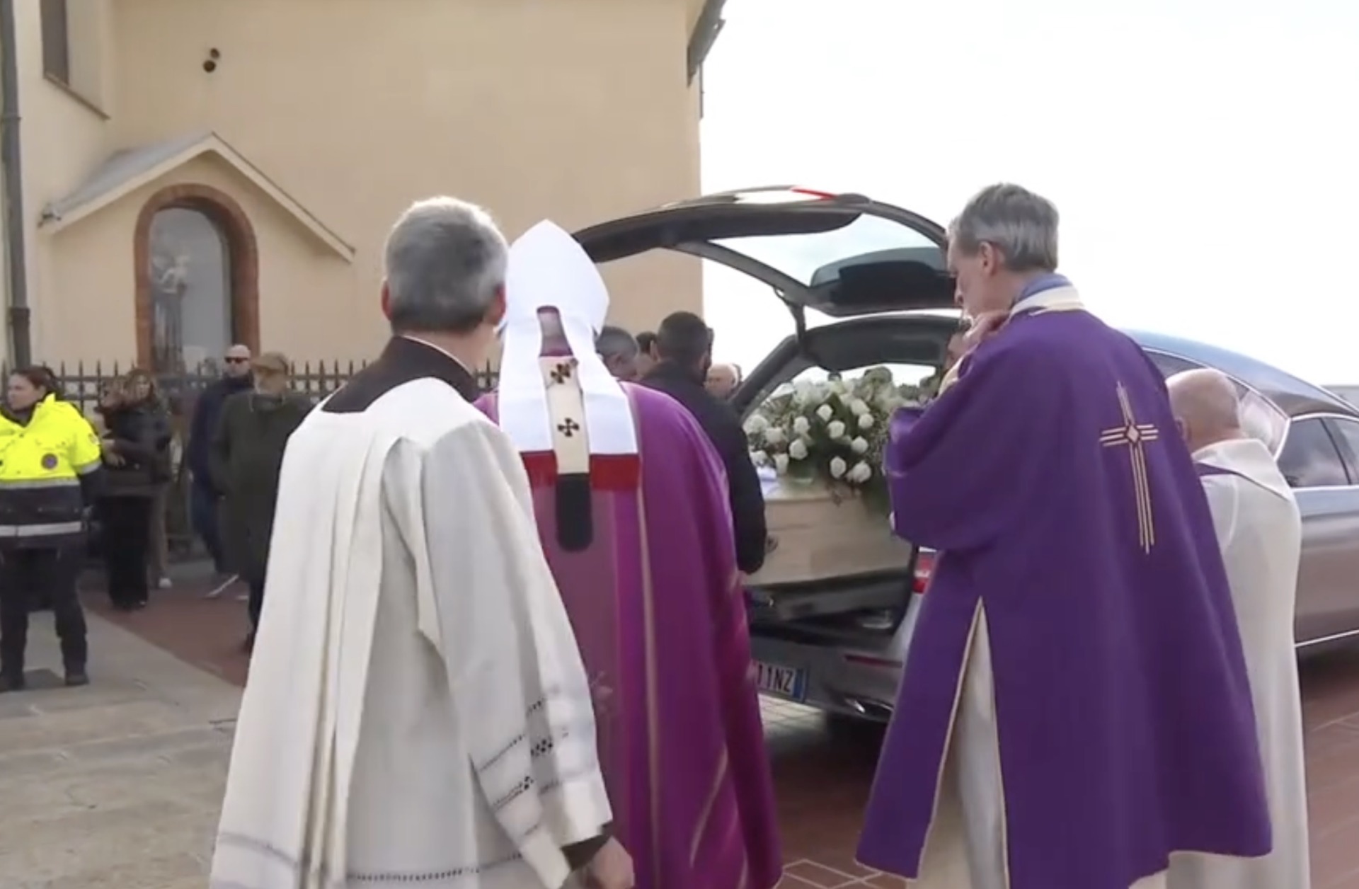 Crans-Montana, il momento del dolore: ieri funerali di cinque ragazzi, oggi l'ultimo a Genova