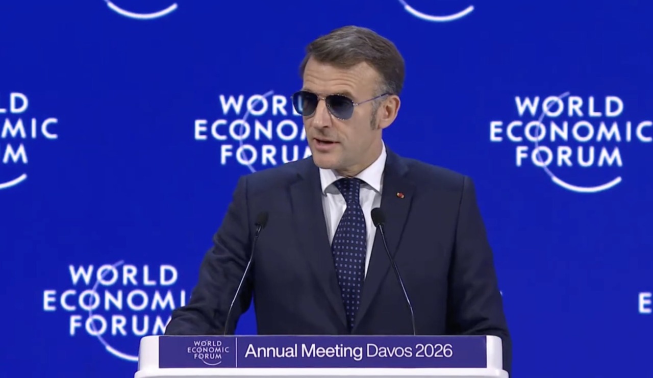 Macron al WEF: “Nuovi dazi inaccettabili, l’Europa non può piegarsi alla legge del più forte”