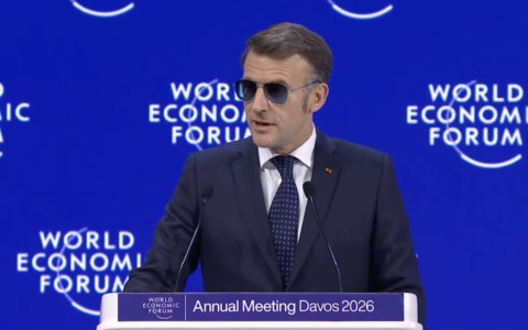 Macron al WEF: “Nuovi dazi inaccettabili, l’Europa non può piegarsi alla legge del più forte”