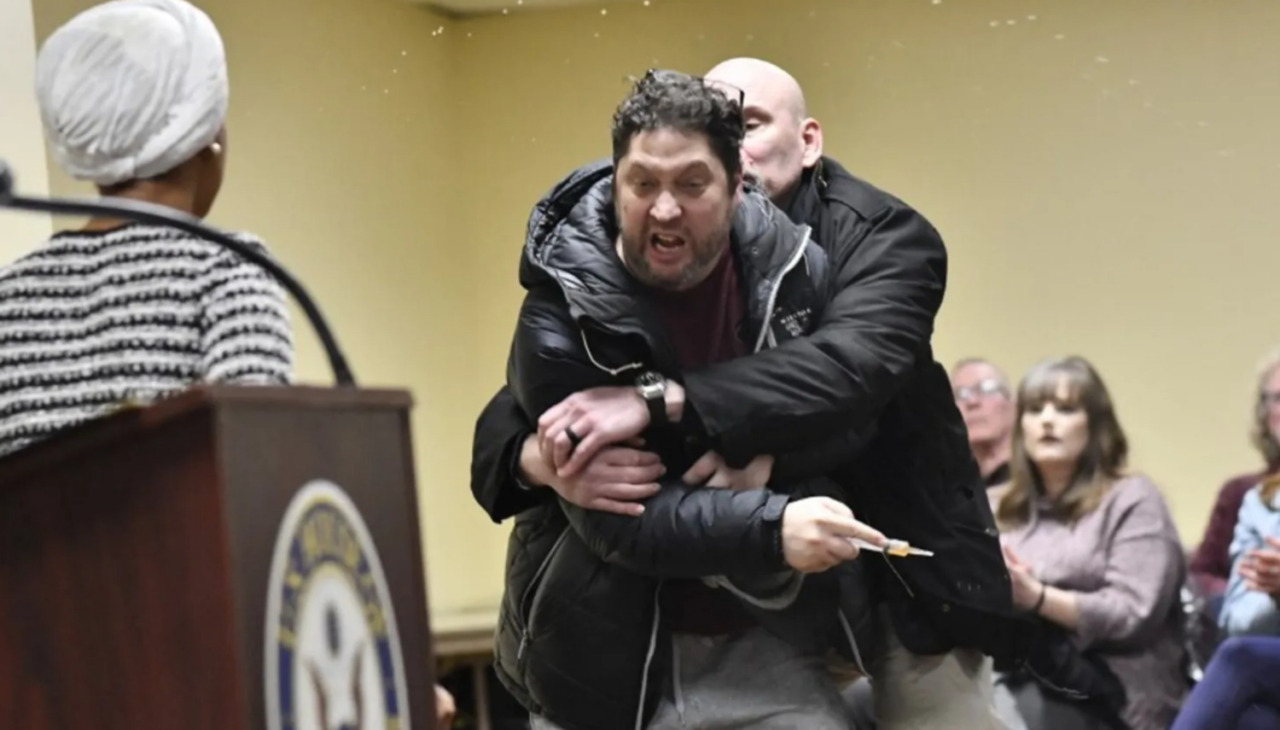 Minneapolis, aggressione a Ilhan Omar: Trump accusa la deputata dem di essersi “inventata” l’attacco