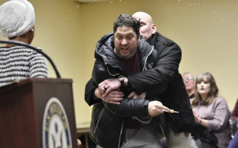 Minneapolis, aggressione a Ilhan Omar: Trump accusa la deputata dem di essersi “inventata” l’attacco