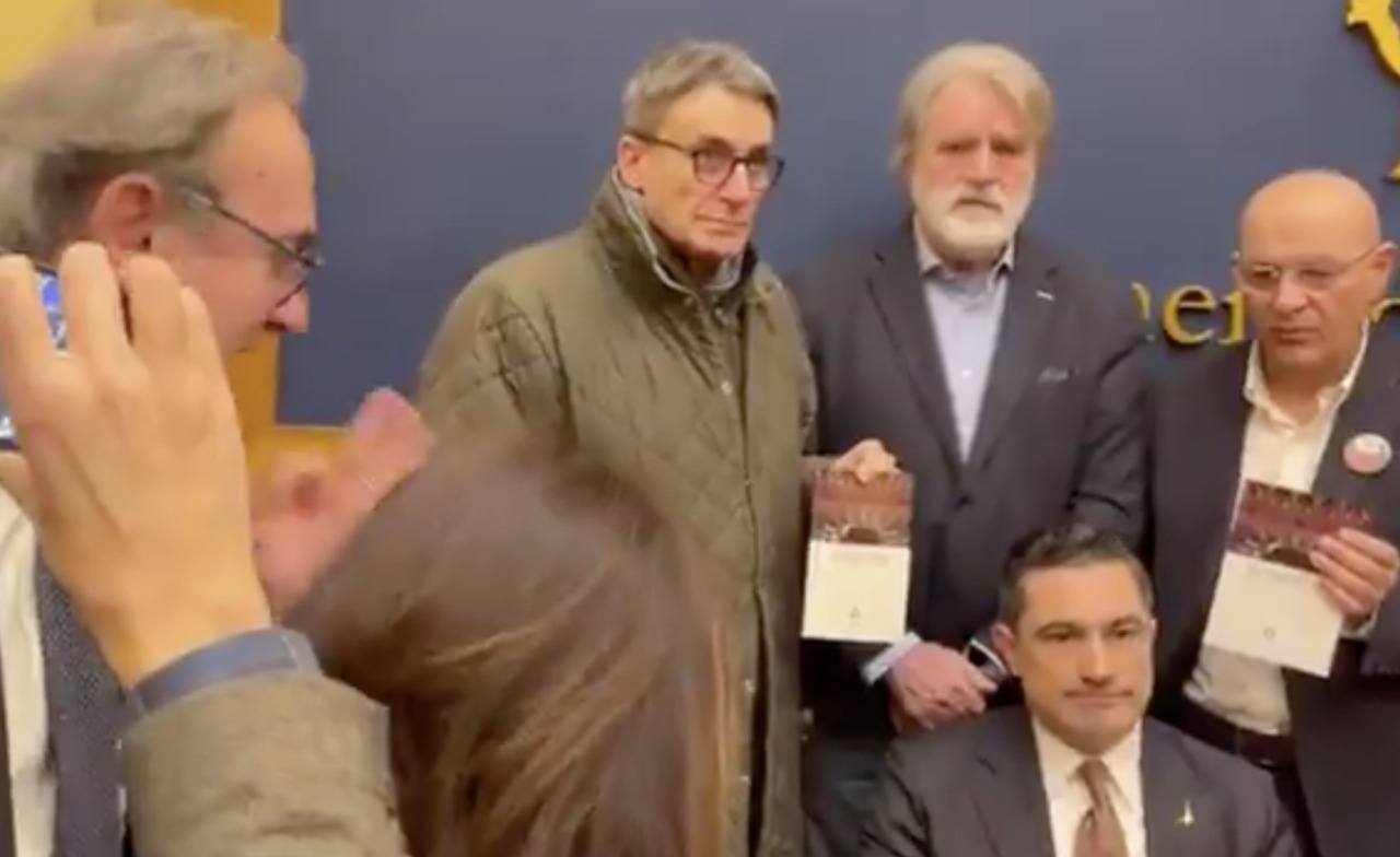 Caos a Montecitorio, l’opposizione occupa la sala stampa contro la conferenza sulla “remigrazione”