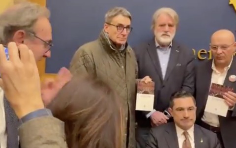 Caos a Montecitorio, l’opposizione occupa la sala stampa contro la conferenza sulla “remigrazione”