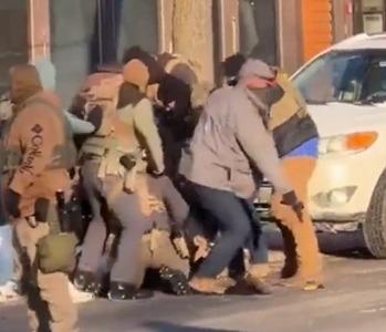 Minneapolis: 37enne ucciso dagli agenti ICE. Arrestata una bambina di 2 anni mentre torna con il papà dalla spesa