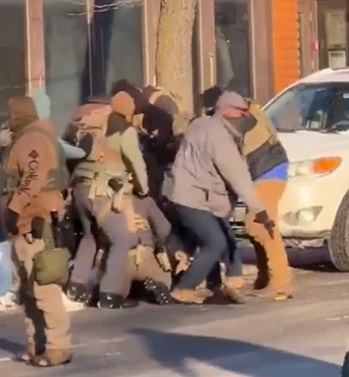 Minneapolis: 37enne ucciso dagli agenti ICE. Arrestata una bambina di 2 anni mentre torna con il papà dalla spesa