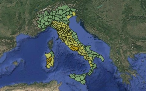 Italia nella morsa del maltempo: allerta arancione e gialla in 12 regioni e scuole chiuse