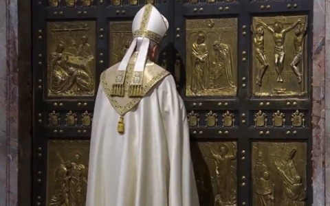 Il Papa chiude la Porta Santa: “Il Giubileo insegna a ricominciare, siamo agli inizi”