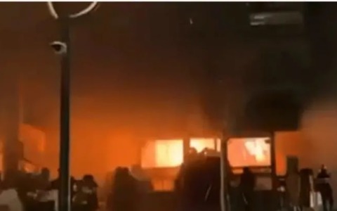 Strage alla festa di Capodanno per ragazzi in Svizzera: ci sono 6 italiani dispersi e 13 feriti. Chi sono