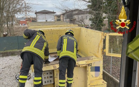 Cade in un autocompattatore e muore schiacciato