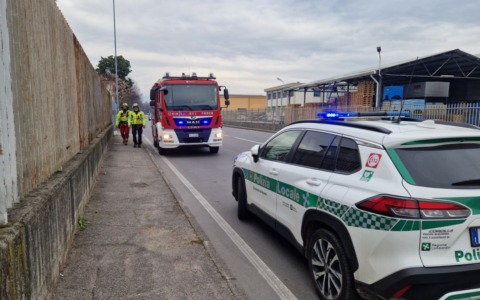Precipitano da 5 metri mentre montano una tenda: gravi due operai