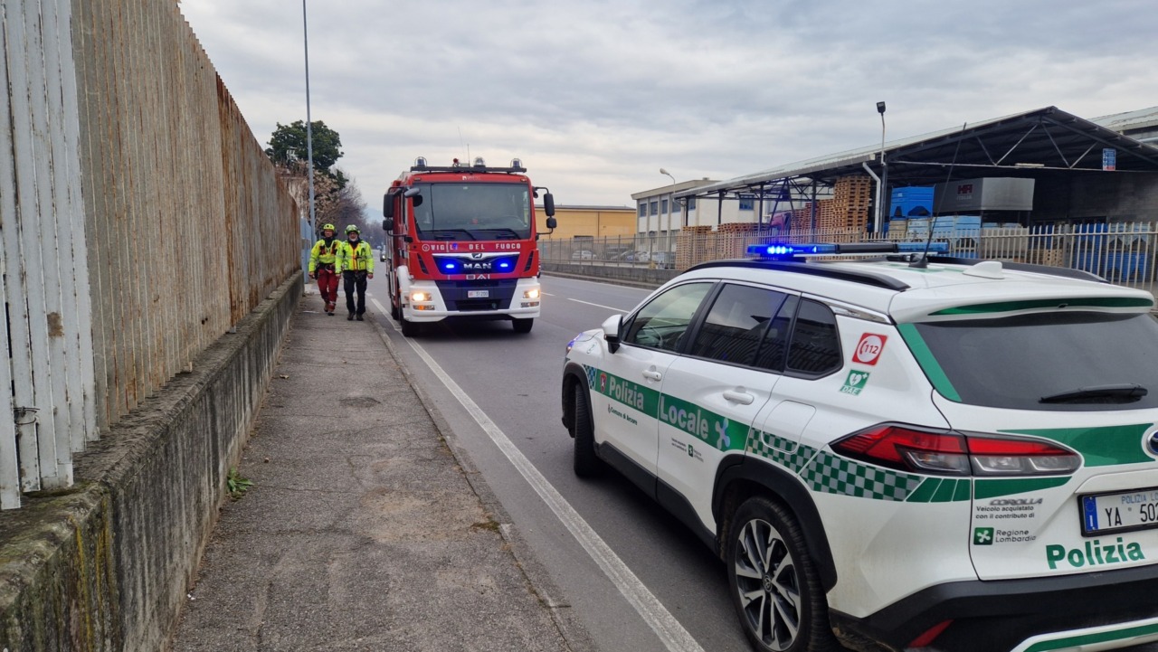 Precipitano da 5 metri mentre montano una tenda: gravi due operai