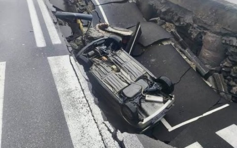 Maltempo, un’altra giornata di allerta massima: scuole chiuse e paesi evacuati. Anziano finisce in una voragine con l’auto