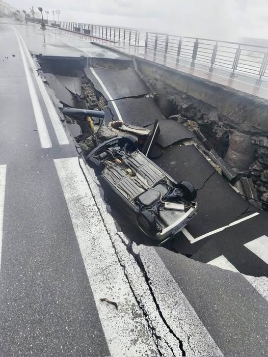 Maltempo, un’altra giornata di allerta massima: scuole chiuse e paesi evacuati. Anziano finisce in una voragine con l’auto