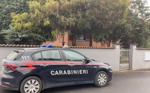 Spara alla moglie 83enne e poi si uccide: i corpi senza vita trovati dal figlio