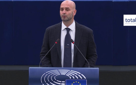 Procaccini (FdI), “Non è indossando gli occhiali alla Top Gun che otterremo il rispetto degli Usa, ma con la solidità geopolitica”