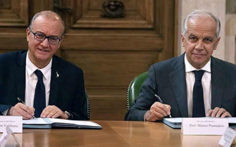 Studenti accoltellati a scuola: arrivano metal detector, multe e prevenzione educativa dopo i casi di La Spezia e Sora