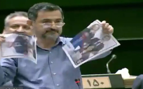 Strappata foto di Mattarella durante una seduta del Parlamento iraniano