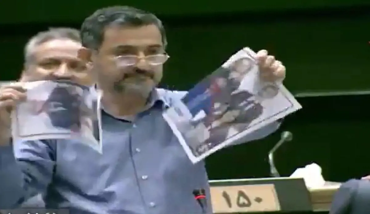 Strappata foto di Mattarella durante una seduta del Parlamento iraniano