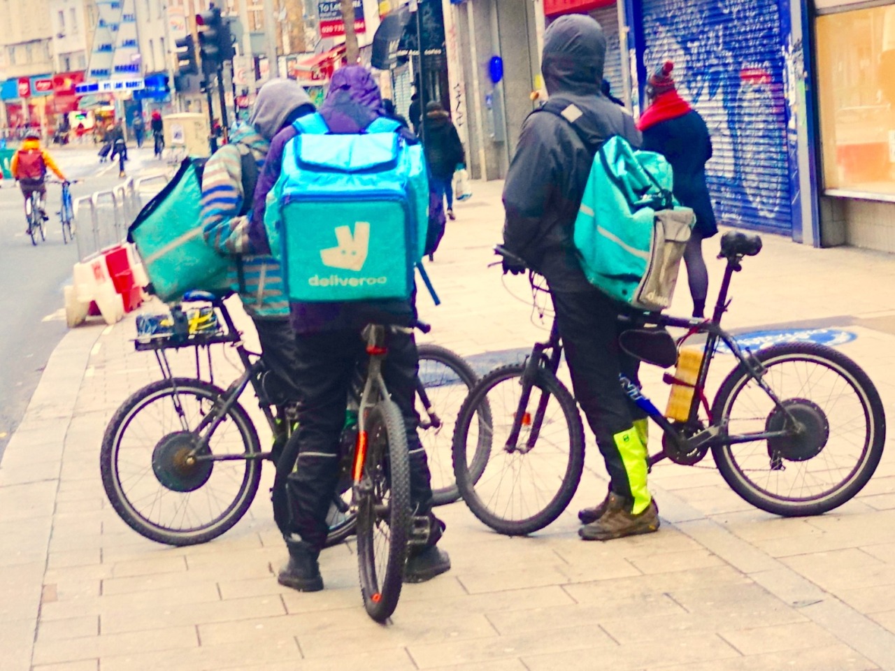 Deliveroo sotto controllo giudiziario per caporalato: paghe sotto la soglia di povertà e algoritmo sotto accusa