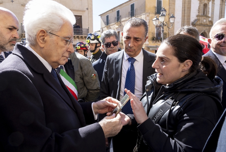 Mattarella a Niscemi: "Noi ci siamo". Accolto dagli applausi: "Non si dimentichi di noi"