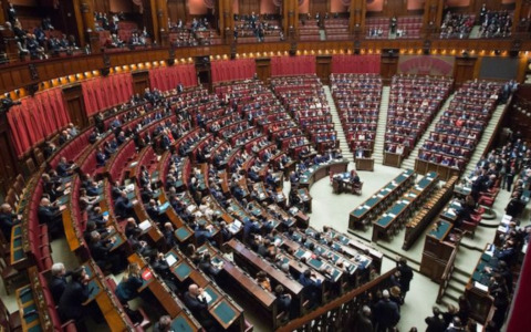 Decreto Milleproroghe: stop alla tassa sui mini-pacchi e medici in corsia fino a 72 anni