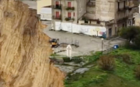Frana Niscemi: crolla anche la croce del quartiere Sante Croci, simbolo di resistenza