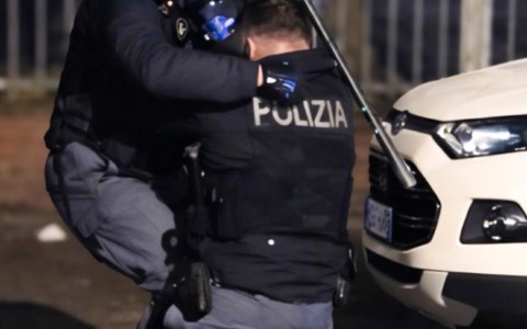 Torino, guerriglia urbana nel corteo per Askatasuna: incendi, feriti e l’aggressione all’agente