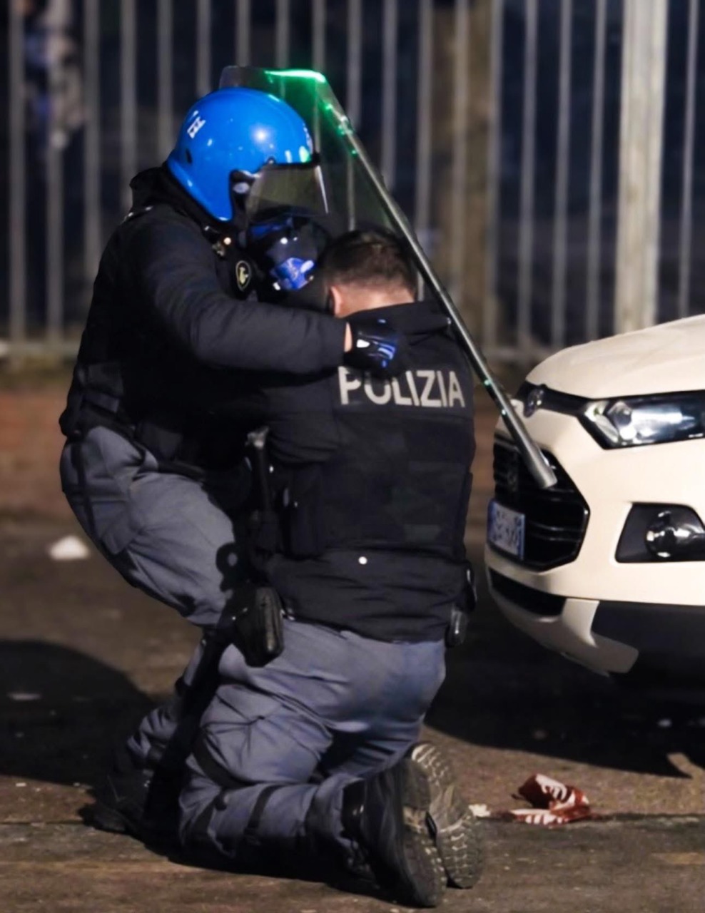 Torino, guerriglia urbana nel corteo per Askatasuna: incendi, feriti e l’aggressione all’agente