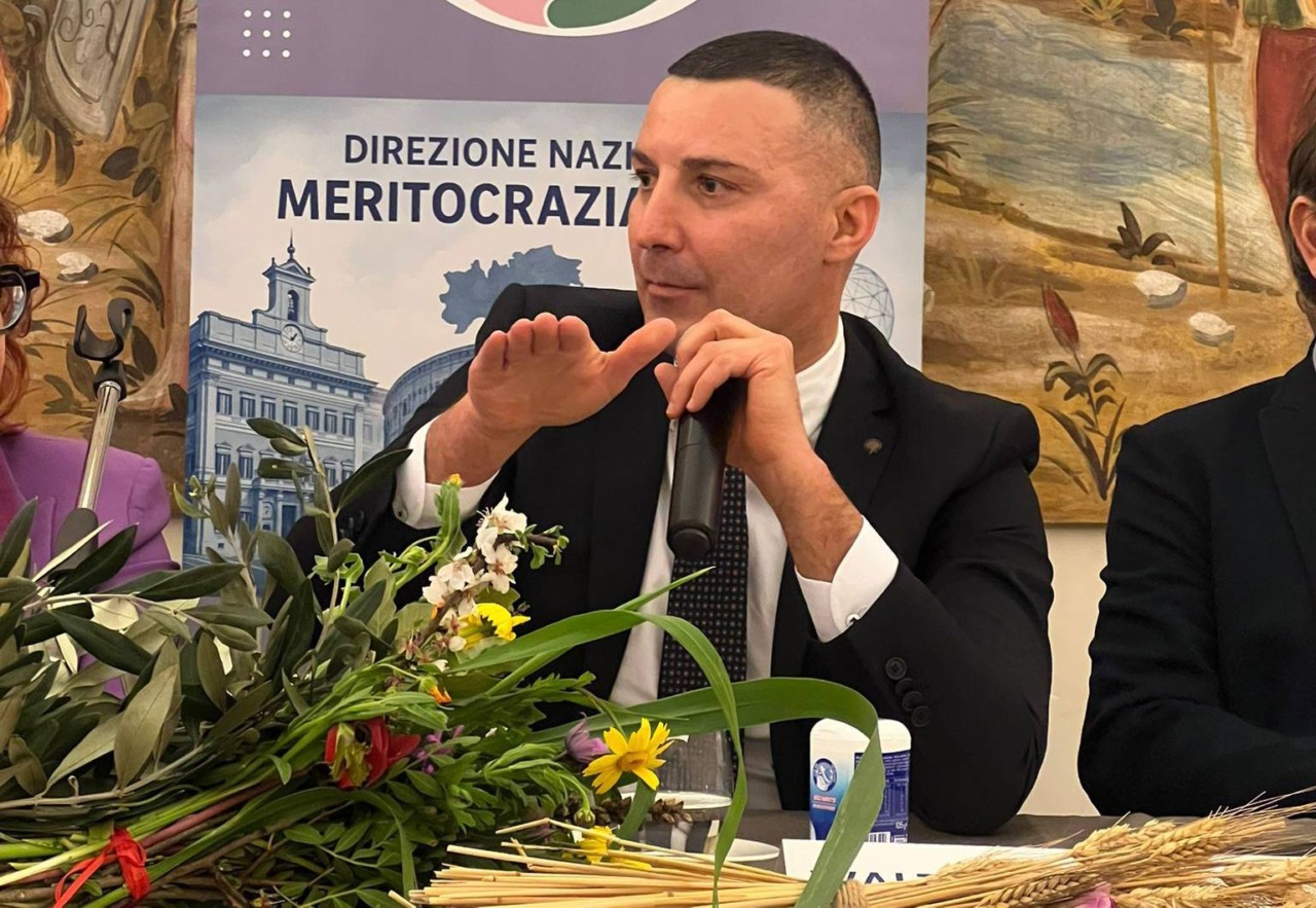 Sala congressi di Palazzo Viceconte a Matera piena e molti posti in piedi per la terza tappa del tour de “Il merito della democrazia” del Presidente di Meritocrazia Italia Walter Mauriello