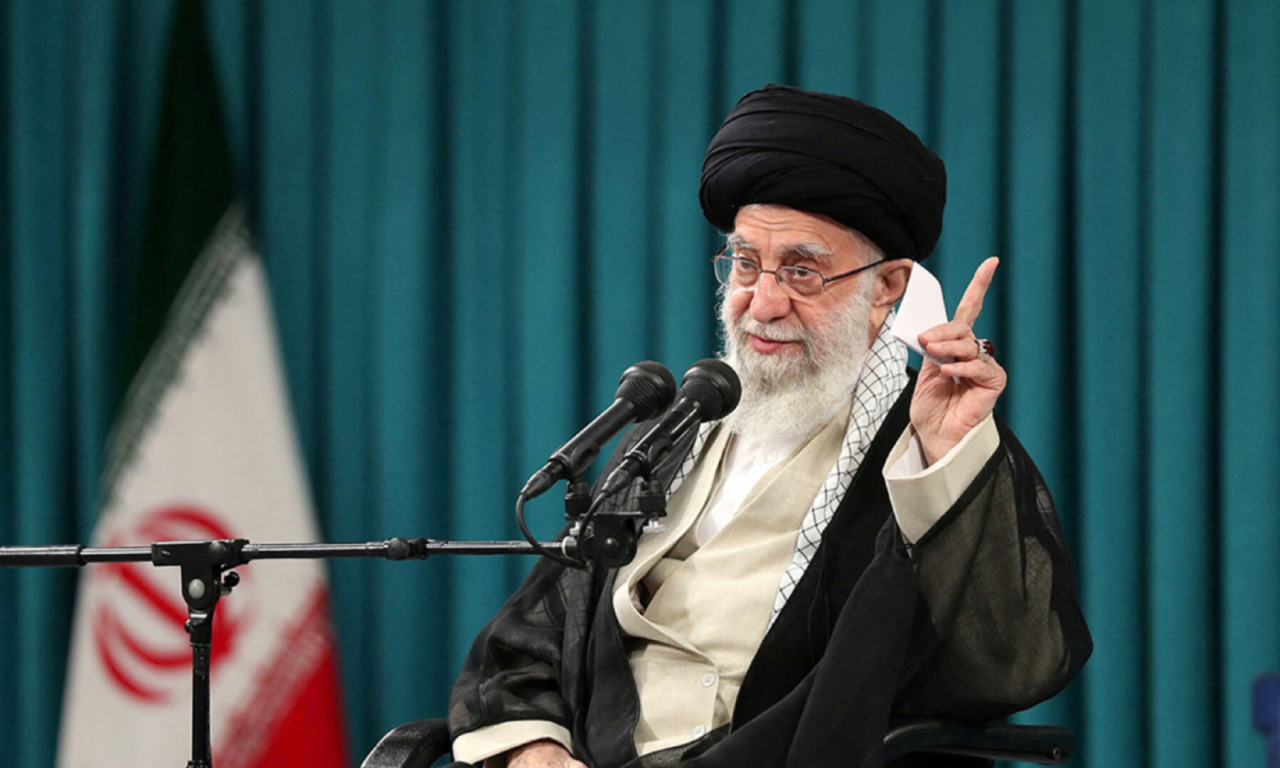 La provocazione dell’ayatollah Khamenei: “Le portaerei Usa potrebbero essere affondate”