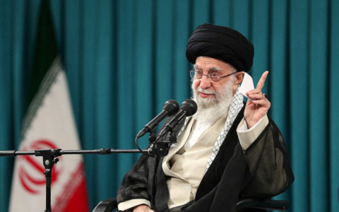 La provocazione dell’ayatollah Khamenei: “Le portaerei Usa potrebbero essere affondate”