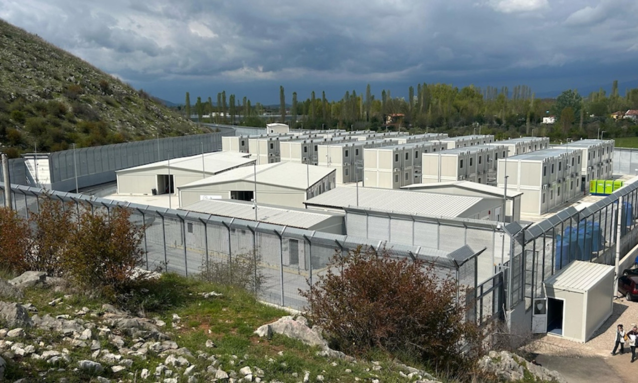 Centri migranti in Albania, incontro al Parlamento europeo: “L’Italia mortifica i diritti umani”