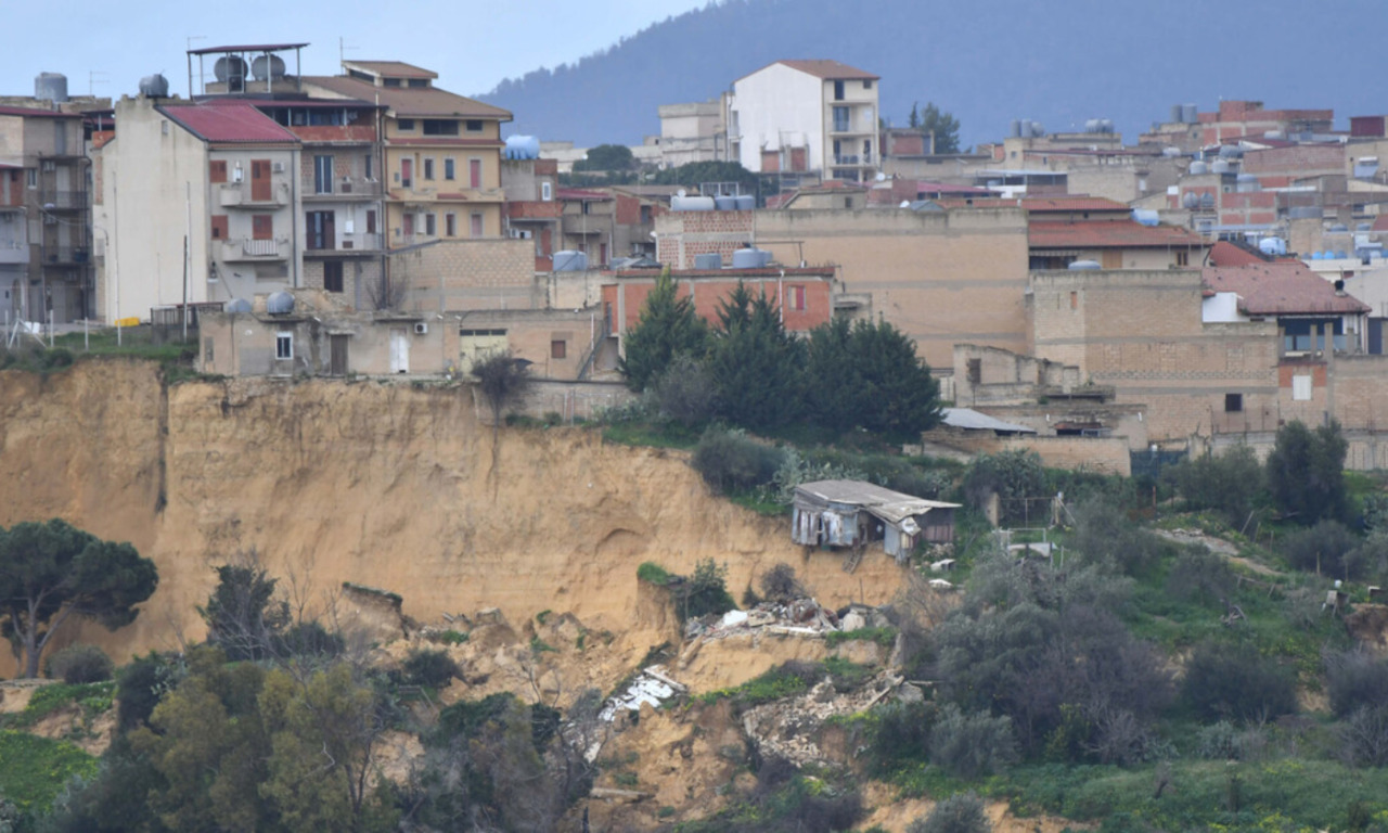 Niscemi: gli sfollati tornano per gli effetti personali, ma maltempo non dà tregua