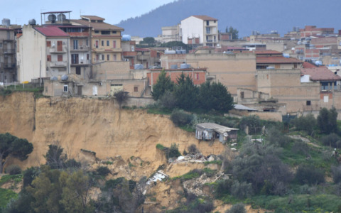 Niscemi: gli sfollati tornano per gli effetti personali, ma maltempo non dà tregua