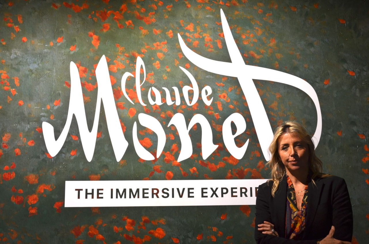 Nell'era digitale in cui i giovani sembrano sempre più distaccati dal mondo dell'arte tradizionale, le mostre immersive si rivelano una delle chiavi per riavvicinare le nuove generazioni alla cultura. Un fenomeno che non solo affascina, ma porta con sé anche numerosi benefici per il benessere psicofisico, come dimostrato da diverse ricerche. Queste esperienze stanno rapidamente conquistando una fetta sempre maggiore di pubblico, in particolare GenZ e Millennials, attratti da un nuovo modo di vivere l’arte, che unisce tecnologia, interattività e partecipazione emotiva.Il fascino delle mostre immersive: perché i giovani le preferiscono Gli studi più recenti rivelano che l'arte digitale immersiva, come quella proposta da mostre come "Monet: The Immersive Experience" a Milano, sta riscuotendo un enorme successo tra i giovani. L’utilizzo di tecnologie all’avanguardia come la realtà virtuale e il metaverso rende queste esposizioni molto più accessibili e coinvolgenti rispetto ai tradizionali musei. Secondo una ricerca di Fever e Exhibition Hub, oltre il 35% dei visitatori tra i 35 e i 44 anni preferisce le esperienze immersive, seguiti dal 25% di chi ha tra i 25 e i 34 anni. Solo il 10% dei più giovani (under 24) si reca in mostre tradizionali, segno che l’interattività e la tecnologia sono i nuovi punti di riferimento per approcciarsi all’arte. La formula vincente: più coinvolgimento, meno passività Il punto di forza delle mostre immersive risiede nel loro alto livello di coinvolgimento emotivo e sensoriale. A differenza delle mostre convenzionali, che prevedono una fruizione passiva dell’opera, queste esperienze rendono il visitatore protagonista dell’opera stessa. L’arte, invece di essere solo osservata, viene vissuta. Questo tipo di approccio amplifica la percezione e stimola il corpo su più canali sensoriali, rendendo l’esperienza molto più memorabile e duratura. Un nuovo concetto di “benessere culturale” Secondo gli studi psicologici, come quello condotto dal King's College di Londra, l’interazione con l'arte ha effetti positivi sul sistema nervoso, sull'immunità e sull'equilibrio ormonale. Le mostre immersive amplificano questi effetti benefici. "L’arte immersiva favorisce la regolazione delle emozioni, riduce lo stress e aumenta il senso di connessione con se stessi," spiega Deborah Disparti, psicoterapeuta. Il coinvolgimento attivo che queste esperienze offrono ai visitatori, infatti, consente di elaborare meglio le emozioni e di vivere l’esperienza in modo più profondo e gratificante. Arte per tutti: l’accessibilità come priorità Oltre al suo potenziale trasformativo per il benessere individuale, le mostre immersive si pongono anche come uno strumento di democratizzazione della cultura. Grazie alle nuove tecnologie, queste esperienze sono accessibili a un pubblico più ampio, superando le barriere fisiche e cognitive che potrebbero limitare l'accesso alle mostre tradizionali. “Le mostre immersive stanno creando un nuovo linguaggio che attrae un pubblico molto diverso da quello delle esposizioni tradizionali”, afferma Saro Trovato, sociologo e fondatore di Libreriamo. Questo nuovo modo di fruire l’arte sta avvicinando nuove generazioni e nuovi pubblici alla cultura, unendo arte, tecnologia, storytelling e design in un’esperienza unica e coinvolgente. 5 Benefici delle esperienze immersive Avvicinamento alla cultura e all’arte: Le mostre immersive, grazie alla realtà virtuale e alla loro natura interattiva, sono il modo ideale per coinvolgere i giovani e suscitare l'interesse verso la cultura. Facilità di condivisione e dialogo: L’esperienza vissuta diventa facilmente condivisibile sui social, stimolando la conversazione e il confronto tra i partecipanti. Attivazione multisensoriale: L'uso di suoni, luci e interazioni coinvolge tutti i sensi, rendendo l’esperienza più integrata e creando ricordi duraturi. Maggiore coinvolgimento emotivo: L’arte immersiva stimola una risonanza emotiva intensa, aiutando i visitatori a connettersi profondamente con l’opera e con le proprie emozioni. Benefici per il benessere psicofisico: Le esperienze artistiche immersive riducono lo stress e migliorano il tono dell'umore, grazie alla regolazione emotiva che ne deriva. Il futuro della cultura è immersivo Le esperienze immersive non sono solo un fenomeno di moda, ma rappresentano una vera e propria rivoluzione culturale che, attraverso la tecnologia, permette a chiunque di vivere l’arte come mai prima d'ora. "L'arte, oggi come ieri, è fondamentale per il benessere e la crescita personale, e le esperienze immersive permettono di farlo in modo innovativo e coinvolgente", conclude Roberta Saldi, marketing manager di Exhibition Hub. In un mondo sempre più frenetico e dominato dalla tecnologia, le mostre immersive si presentano come il luogo ideale dove ritrovare il senso di meraviglia, curiosità e connessione, portando la cultura e l'arte a un pubblico che fino ad oggi era stato meno incline ad approcciarsi ai tradizionali musei.