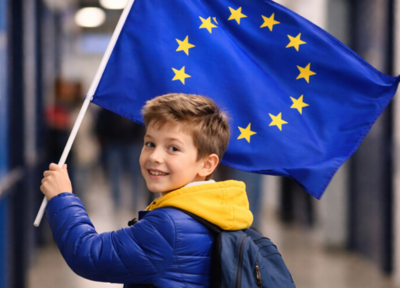Olimpiadi, impedito a un ragazzino di portare la bandiera Ue al palazzetto di Milano. Poi le scuse (e la riparazione)